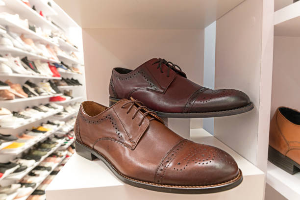 店の表示の優雅な人の靴 - round toe shoes ストックフォトと画像