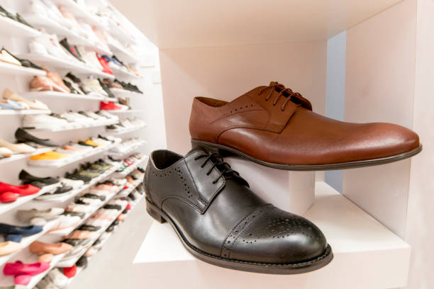 elegant man shoes on store display - round toe shoes imagens e fotografias de stock