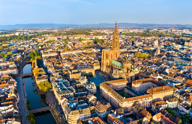vista aérea de la catedral de estrasburgo en alsacia, francia - bas rhin fotografías e imágenes de stock