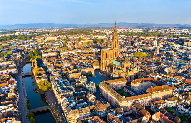 veduta aerea della cattedrale di strasburgo in alsazia, francia - france scenics europe alsace foto e immagini stock