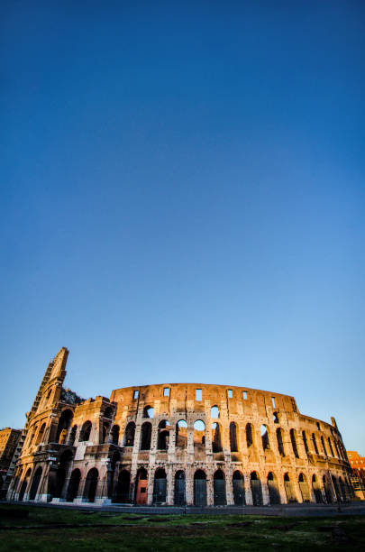 vue de bas angle du colisée romain - light nobody coliseum vertical photos et images de collection