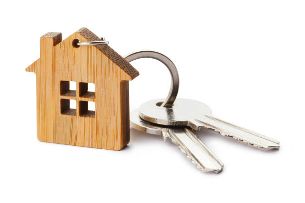 house keys with house shaped keychain - key ring fotos imagens e fotografias de stock