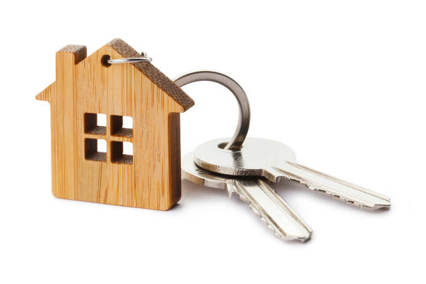 ключи от дома с брелоком в форме дома - door nobody macro close up стоковые фото и изображения