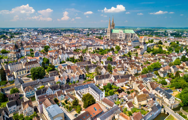 vista aérea de la ciudad de chartres con la catedral. declarada patrimonio de la humanidad por la unesco en eure-et-loir, francia - travel monument church roof fotografías e imágenes de stock