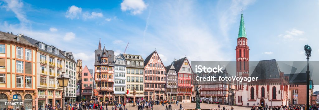 Frankfurt tourists in Romerberg Alstadt Old Town landmarks panorama Germany Crowds of tourists in the Romerberg square overlooked by the medieval townhouses, cafes and restaurants of the Altstadt Old Town and spire of Alte Nikolaikirche in the heart of Frankfurt, Hesse, Germany. Frankfurt - Main Stock Photo
