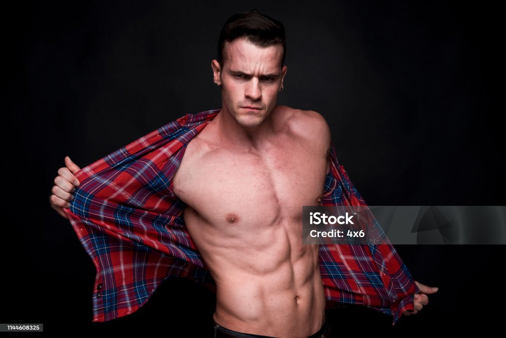 Muy atractivo hombre albarazo que llevaba una camisa de franela desabrochada y sintiéndose sexy - Foto de stock de 20 a 29 años libre de derechos