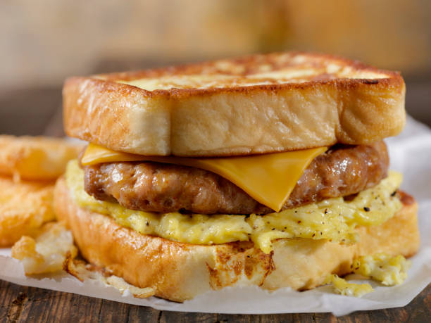 french toast breakfast sandwich - french toast breakfast food sweet food imagens e fotografias de stock