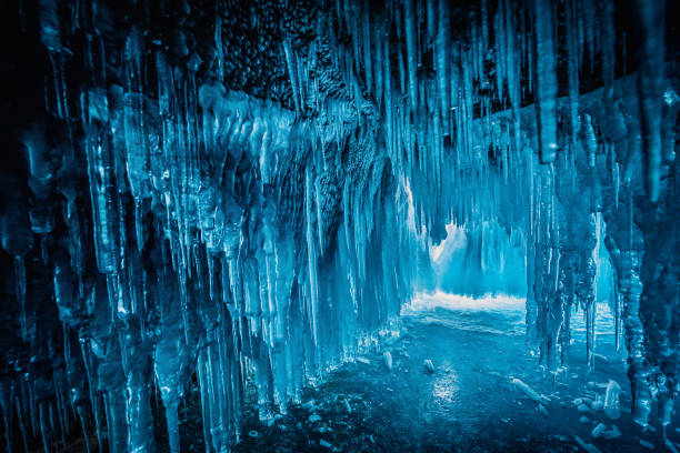バイカル湖、シベリア、東ロシアの青い氷の洞窟の中。 - icicle ice textured arctic ストックフォトと画像