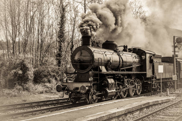 antikartig lokomotivzug in italien - road going steam engine stock-fotos und bilder