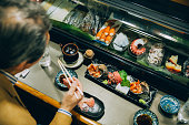 日本人男性食寿司