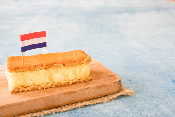 tompouce arancione, tradizionale dolce olandese con budino e glassa durante le festività nazionali kings day (27 aprile), nei paesi bassi. - tompouce foto e immagini stock