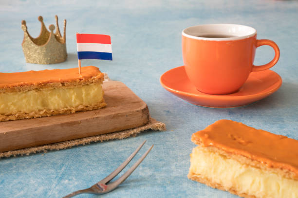 tompouce arancione, tradizionale dolce olandese con budino e glassa durante le festività nazionali kings day (27 aprile), nei paesi bassi. - tompouce foto e immagini stock