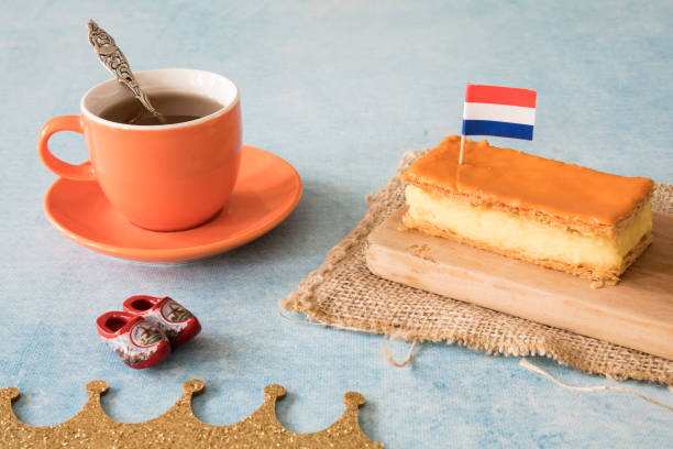 оранжевый tompouce, традиционные голландские лечения с пудингом и глазурью на национальный праздник день королей (27 апреля), в нидерландах. - tompouce стоковые фото и изображения