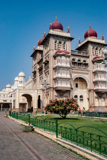 il famoso palazzo mysore in india - mysore foto e immagini stock