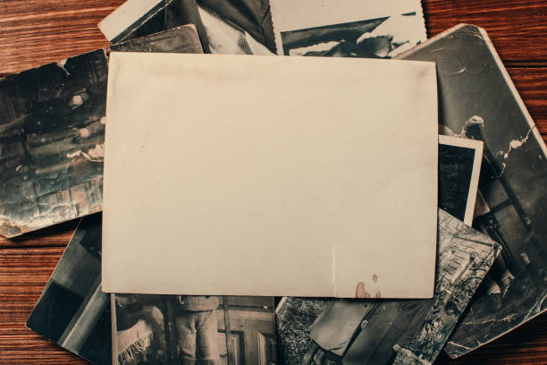 stapel oude foto's op tafel. mock-up blanco papier. ansichtkaart verkreukelde en dirty vintage. retro kaart - tafel fotos stockfoto's en -beelden