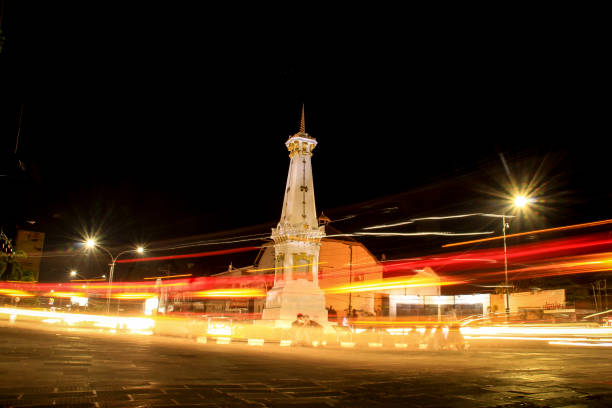 monumento yogyakarta tugu em fugas da luz da noite - algi - fotografias e filmes do acervo