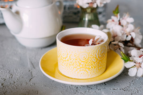 petit-déjeuner anglais. thé dans une tasse blanche et une théière servie avec des brownies. - five oclock tea photos et images de collection