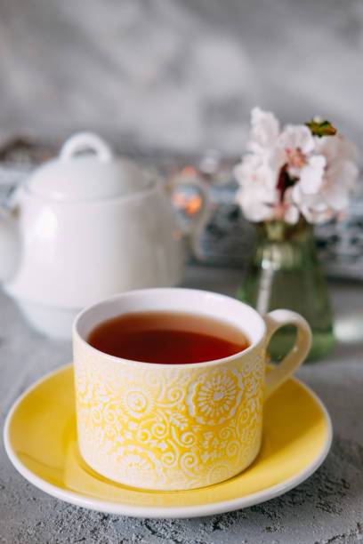 englisches frühstück. tee in einer weißen tasse und eine teekanne mit brownies serviert. - english breakfast tea stock-fotos und bilder