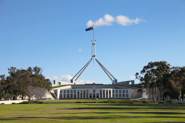 здание парламента, канберра, австралия - city urban scene canberra parliament house australia стоковые фото и изображения