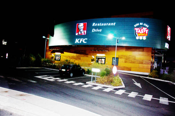 немногие клиенты паркуют свои автом�обили возле ресторана kfc в париже - france - franchising concepts brand name road sign стоковые фото и изображения