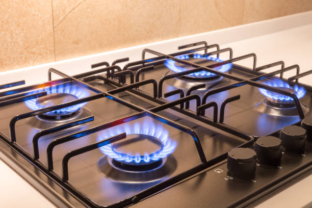 quemador de gas en cocina negra moderna estufa - gas ranges fotografías e imágenes de stock