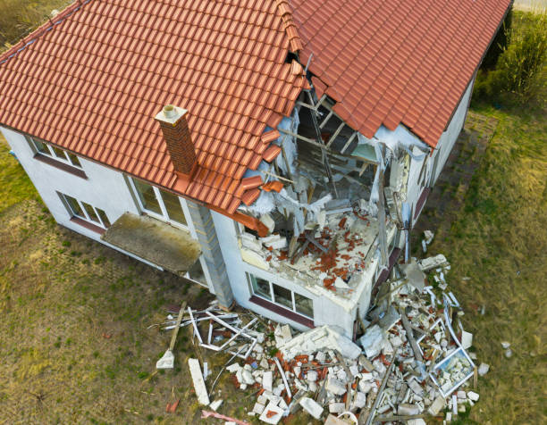 強風や爆発の後に破損した赤いシングルハウスの屋根の空中ビュー。屋上と床の穴地面に瓦礫 - hurricane storm wind disaster ストックフォトと画像