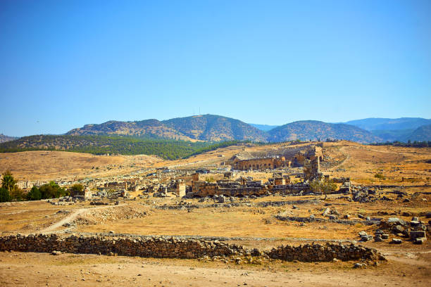 древний город иераполис руины памуккале турция - unesco world heritage site antalya famous place pamukkale стоковые фото и изображения