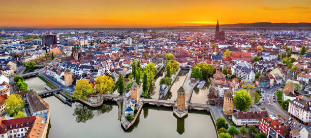 puentes cubiertos y petite france en estrasburgo - strasbourg cathedral fotografías e imágenes de stock