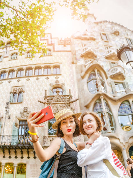 10 july 2018, barcelona, spain: two young happy women tourists friends travel in barcelona, spain - tourists couple barcelona imagens e fotografias de stock