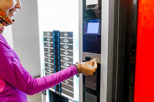 mulher que compra o café no automat que vende a máquina - vending machine coin machine coin operated - fotografias e filmes do acervo