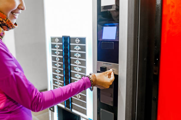 женщина, покупаюя кофе на автомате продажи машины - vending machine coin machine coin operated стоковые фото и изображения