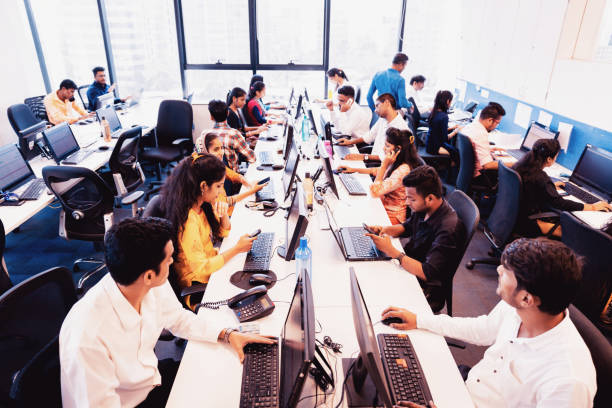 centro de llamadas ocupado en operación - cubicle using computer computer office fotografías e imágenes de stock