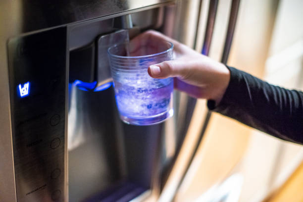 dispensación de agua del refrigerador - refrigeradora de agua fotografías e imágenes de stock