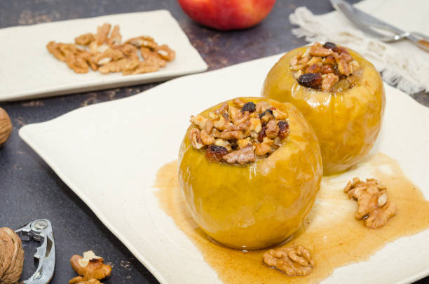 запеченное яблоко, фаршированное сухофруктами и орехами. - baked apple apple dessert stuffed стоковые фото и изображения