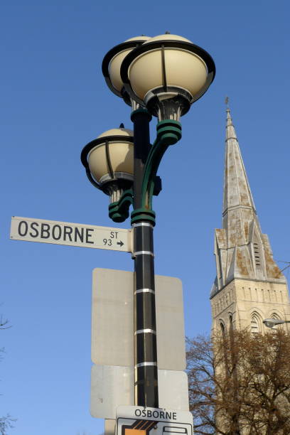 cartello di osborne street su un lampione a winnipeg - canada main street manitoba winnipeg foto e immagini stock