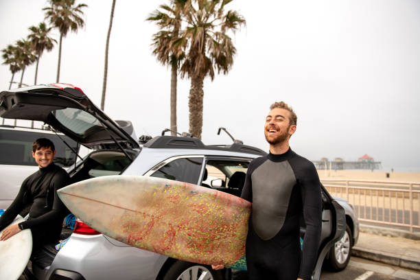 istock Two Surfers Prepare Near Their Car 1144659429
