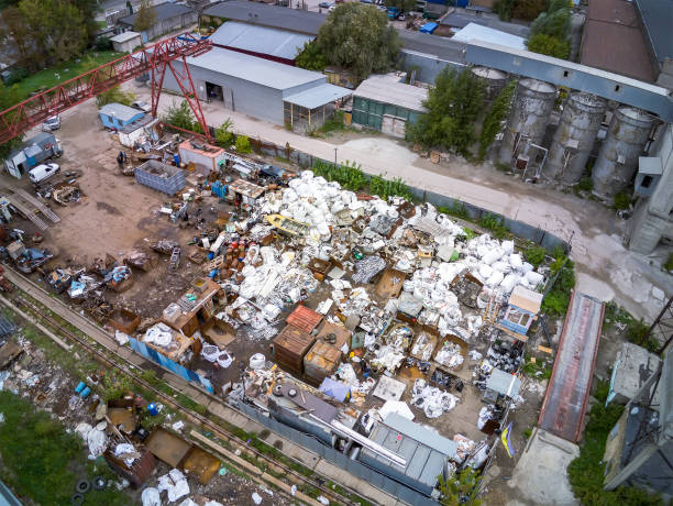vista aérea da área do junkyard da sucata. recepção e armazenamento de resíduos metálicos antes de recyclyng - recycling center junkyard car scrap metal - fotografias e filmes do acervo