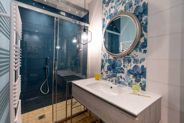 nuevo apartamento de diseño moderno vacío para alquiler - baños minimalistas  fotografías e imágenes de stock