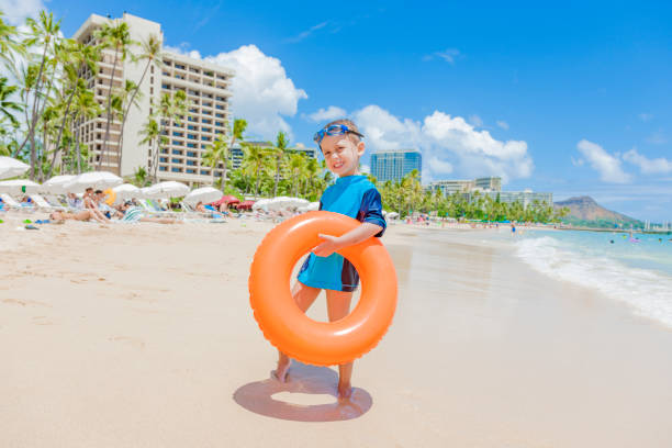 水泳フロートの小さな子供 - waikiki ストックフォトと画像