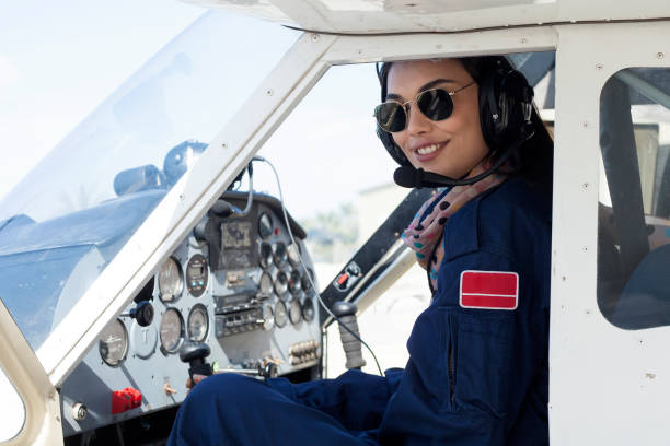 bella donna luce pilota di linea - pilot cockpit flying business foto e immagini stock