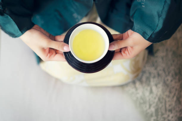 mujer sirviendo té japonés - tea drink cup afternoon tea fotografías e imágenes de stock