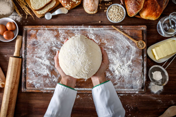 artisanal bakery: artisan chef hands kneading dough - whole wheat flour imagens e fotografias de stock