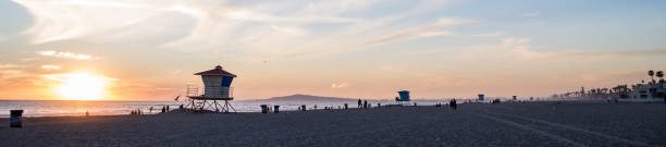 jogos de sun na cidade famosa de huntington da ressaca na praia no inverno - huntington beach - fotografias e filmes do acervo