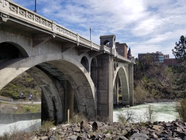 près du pont de monroe street - spokane washington state concrete bridge photos et images de collection