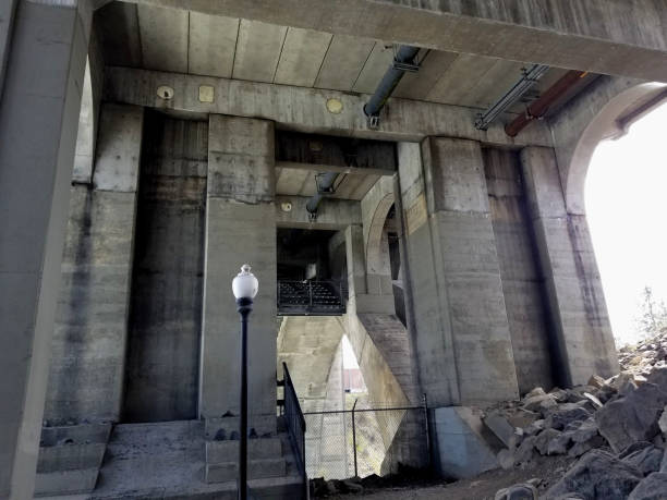 sous le pont de monroe street - spokane washington state concrete bridge photos et images de collection