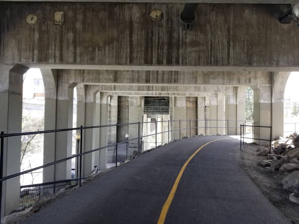 sentier sous un pont - spokane washington state concrete bridge photos et images de collection