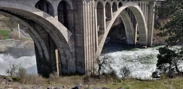 l’eau se précipitant sous un pont - spokane washington state concrete bridge photos et images de collection
