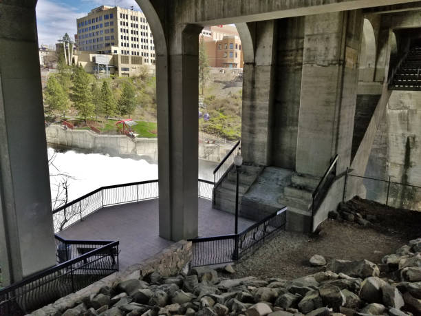 vue de sous le pont de monroe street - spokane washington state concrete bridge photos et images de collection