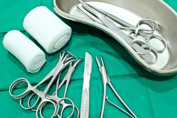 手術室の緑色の布の上の外科用器具 - gauze scalpel surgeon healthcare and medicine ストックフォトと画像