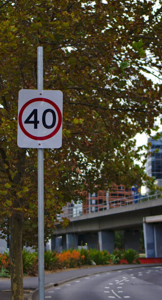 znak ograniczenia prędkości 40 km na godzinę - kilometers per hour zdjęcia i obrazy z banku zdjęć